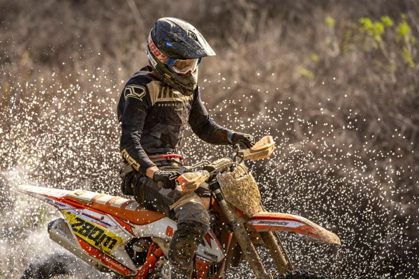 Top équipements essentiels pour une moto enduro sécurisée